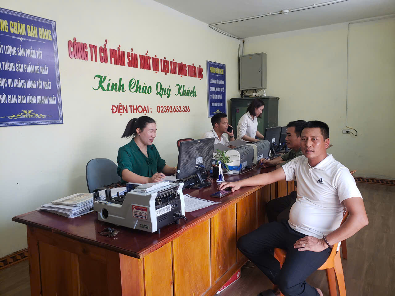 Đón tiếp khách hàng